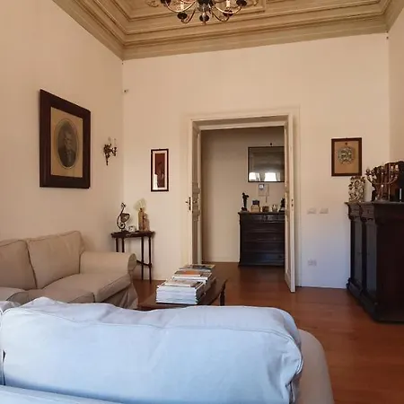 Il Cortile Del Marchese Beccadelli *