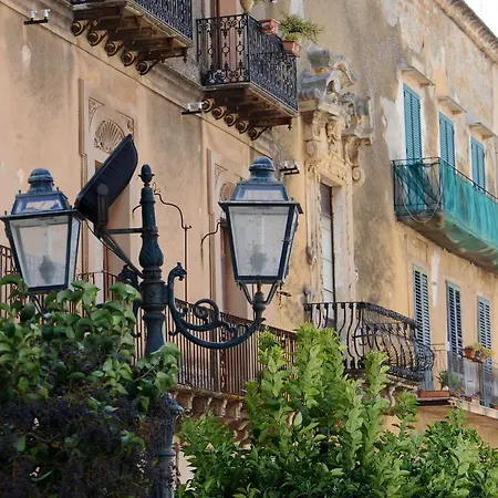 Il Cortile Del Marchese Beccadelli *